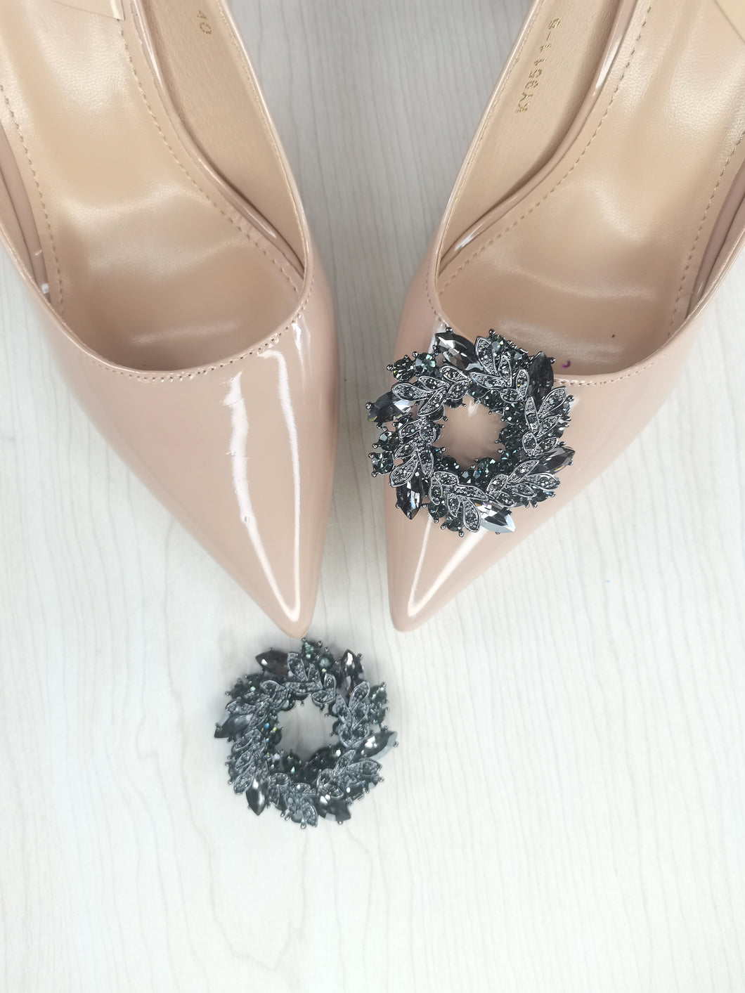 round black rhinestone